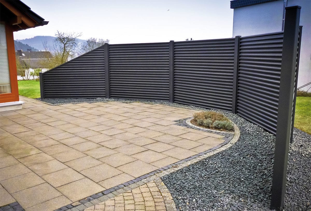 Easily build stepped, sloped or curved fences. 1 How to create sloped fences 3